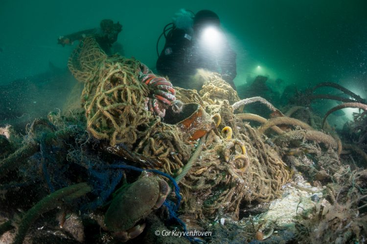 Verspeelde visnetten op zeebodem