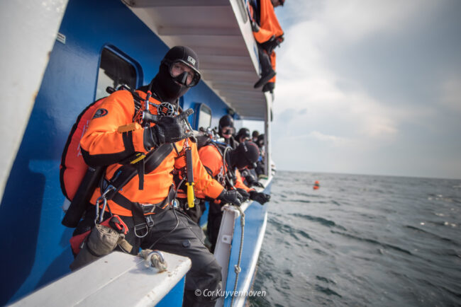 Duiker van stichting Ghost Diving klaar voor te water.