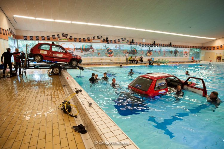 Auto te water training van de stichting mijn auto te water voor het blad Quest