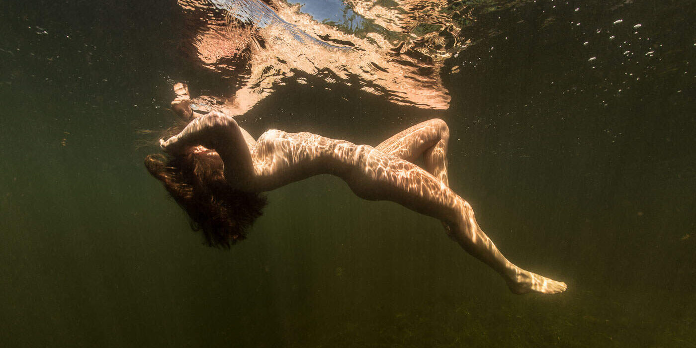 Bloot-onderwaterfoto-natuurwater-spiegelbeeld-vrouw Bloot-onderwaterfoto-natuurwater-spiegelbeeld-vrouw
