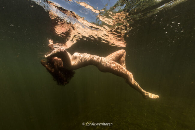 Bloot-onderwaterfoto-natuurwater-spiegelbeeld-vrouw