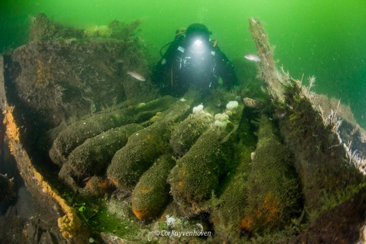 Bommen-zeebodem-Noordzee-duiker