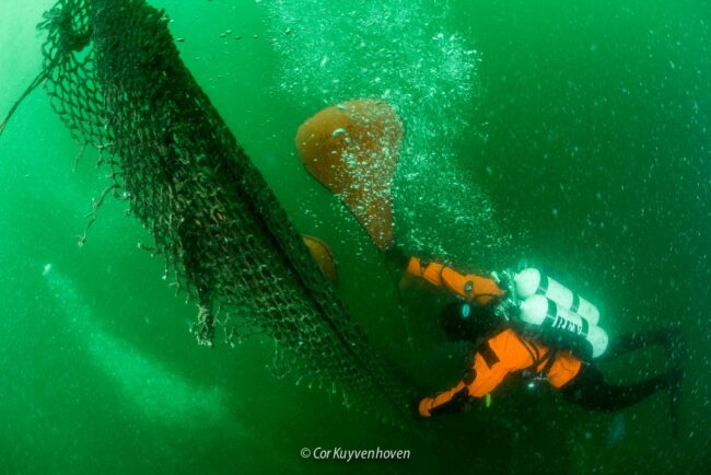 Duiker-Noordzee-hefballon-verloren visnet-Ghost diving