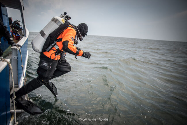 Duiker-springt-Noordzee-wrakduiken