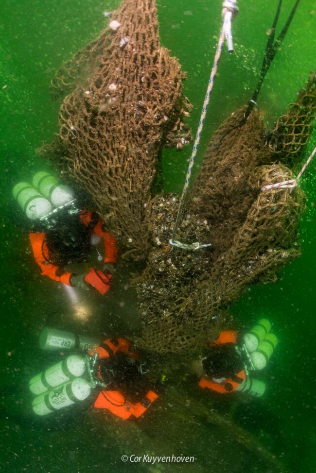 Duikers-bergen visnetten-Noordzee-Ursuit
