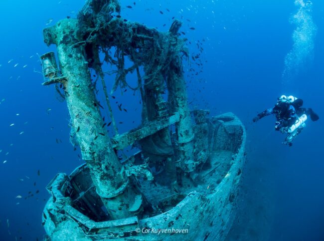 HMS Perseus-na schoonmaak-duikers-Ghost diving-Griekenland.