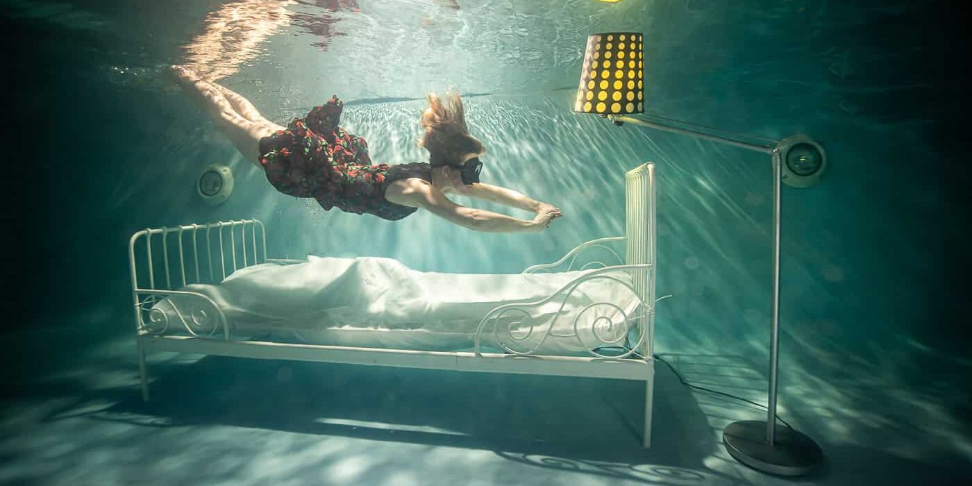 Bed op de bodem van een zwembad.