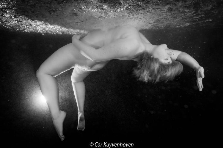 Naakte-vrouw-onderwater-zwartwit