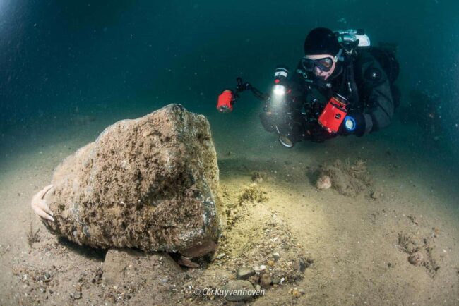 Duiker Oscar Bos onderzoekt zeebodem Borkumse stenen met onderwaterbioloog , onderwaterfoto, duikuitrusting, zandbodem, natuur, maritiem, onderwaterwereld, duikactie, natuuronderzoek, zeebodem, onderwaterfotografie.