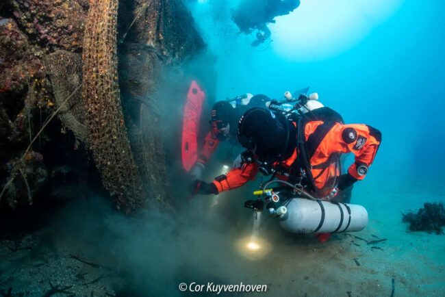 Ghost diving duikers zijn bezig een verloren visnet aan het opduiken in Spanje. Tossa de Mar
