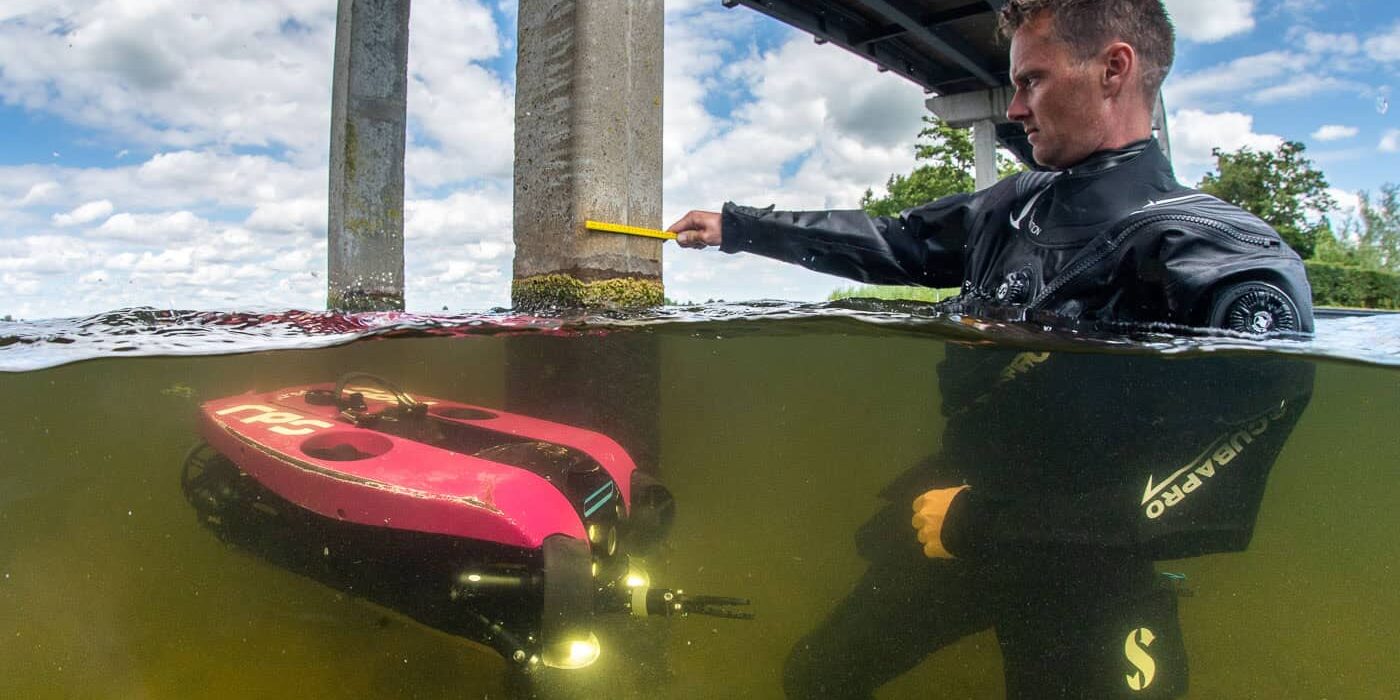 Inspectie van een brug door middel van mensenwerk en met de hulp van een ROV