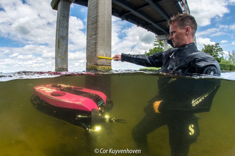 Inspectie van een brug door middel van mensenwerk en met de hulp van een ROV