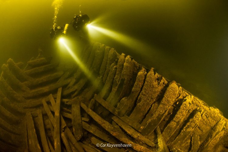 Botter in de Vinkeveense plassen met duikers