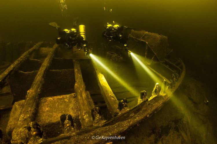 Gezonken botter in de Vinkeveense plassen