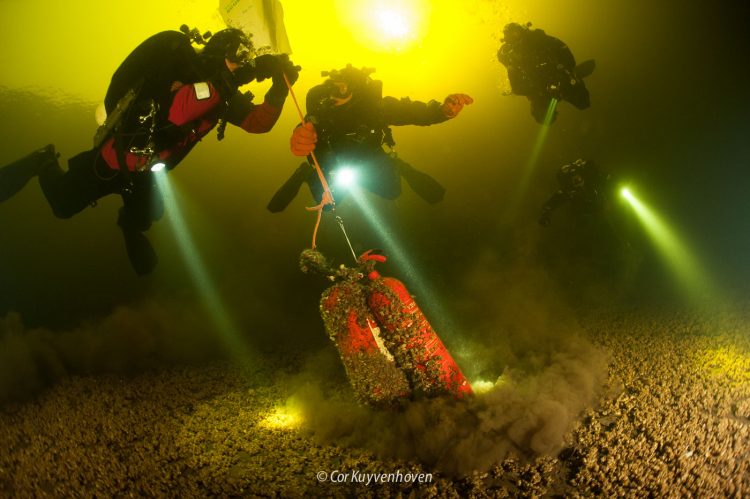 Duikers ruimen gedumpte brandblussers op in de Vinkeveense plassen