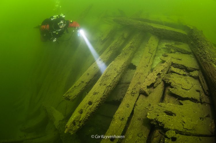 Wrak uit de VOC tijd in het Oostvoornse Meer met duiker
