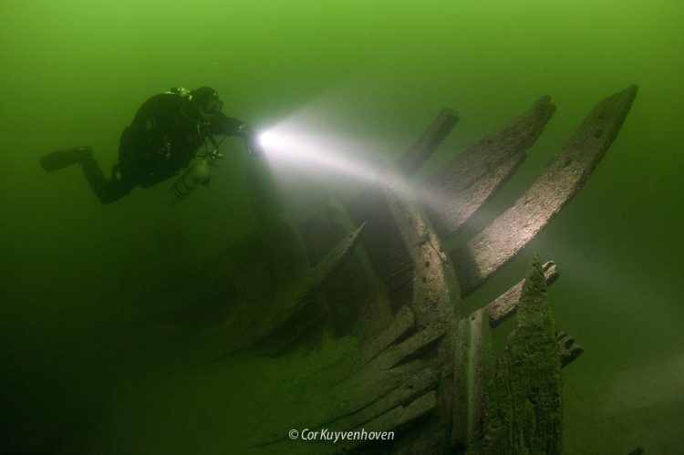 VOC wrak met duiker in het Oostvoornse Meer