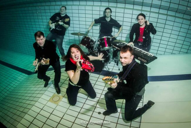 Rockband onder water in zwembad