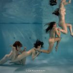 Naakte vrouwen onderwater in een zwembad