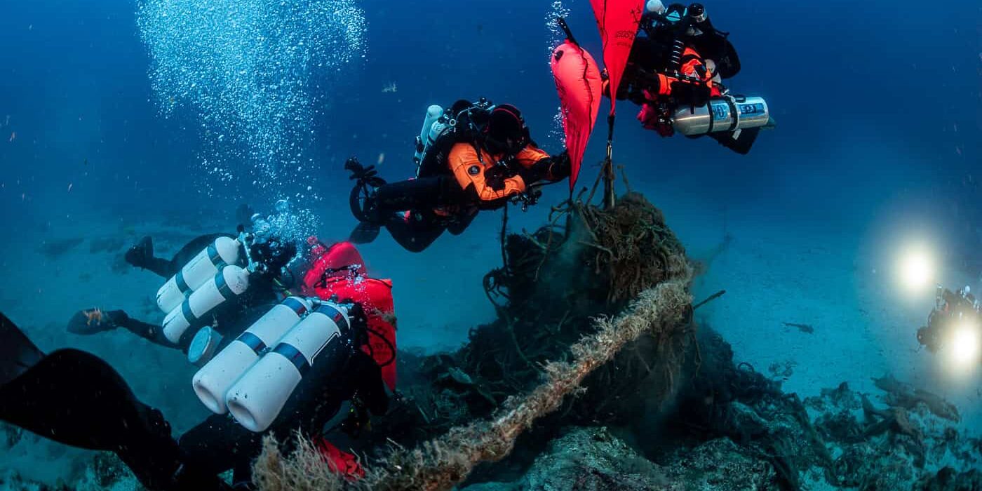 Duikers c=van Ghost diving liften een visnet Duikers van Ghost diving liften een net van een Ghost farm