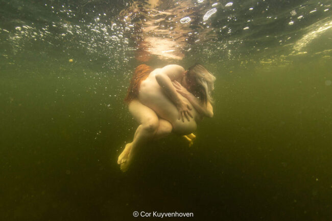 naakte dames onderwater in een meer