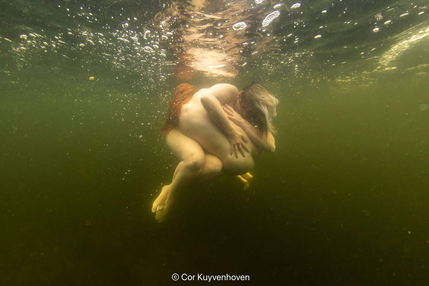 naakte dames onderwater in een meer