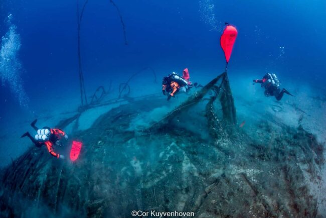 Ghost Diving fish farms Duikers van Ghost Diving ruimen verloren visnetten op