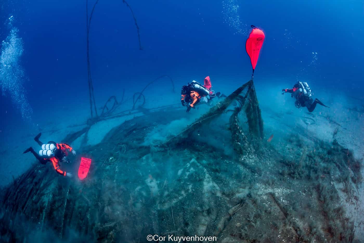 Ghost Diving fish farms Duikers van Ghost Diving ruimen verloren visnetten op