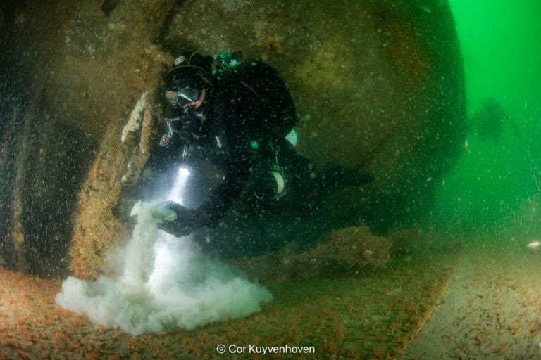 As uitstrooien van duiker Gery op een scheepswrak As uitstrooien van een duiker op een scheepswrak