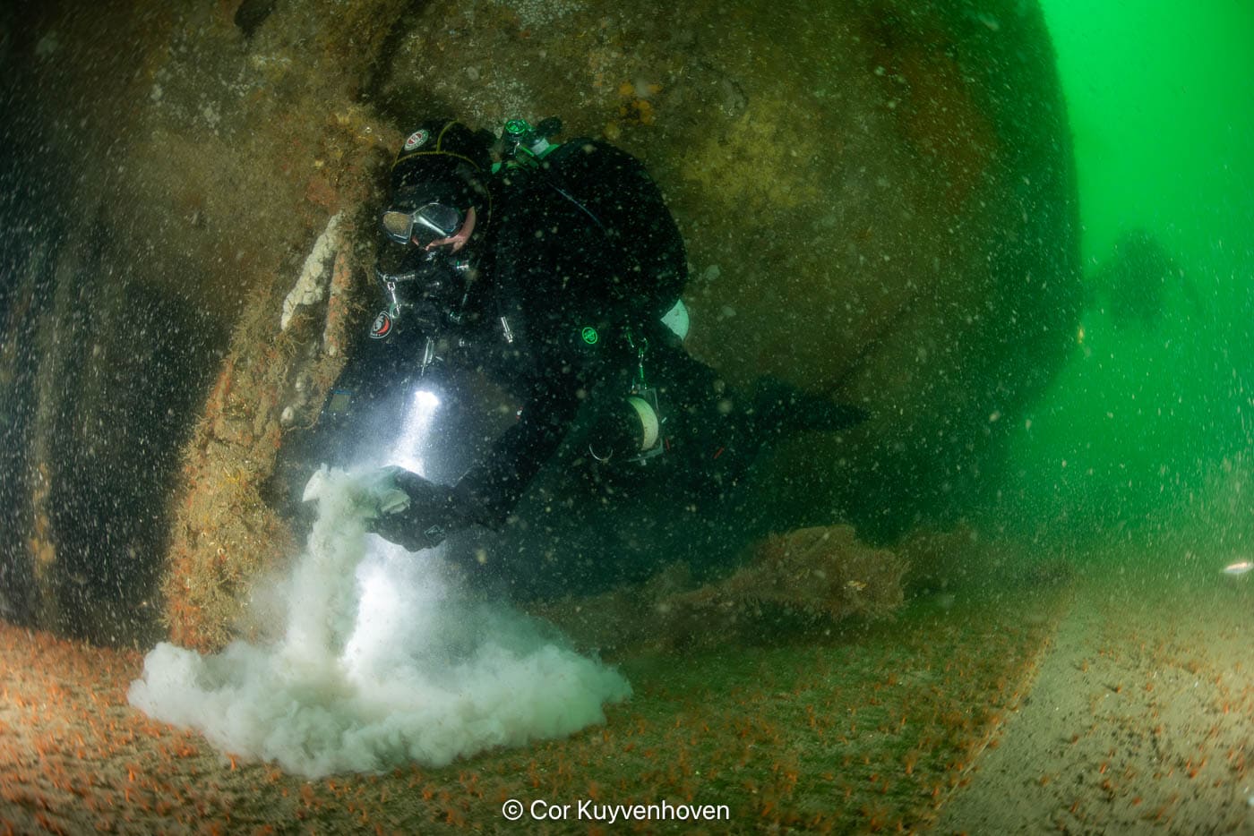 As uitstrooien van duiker Gery op een scheepswrak As uitstrooien van een duiker op een scheepswrak