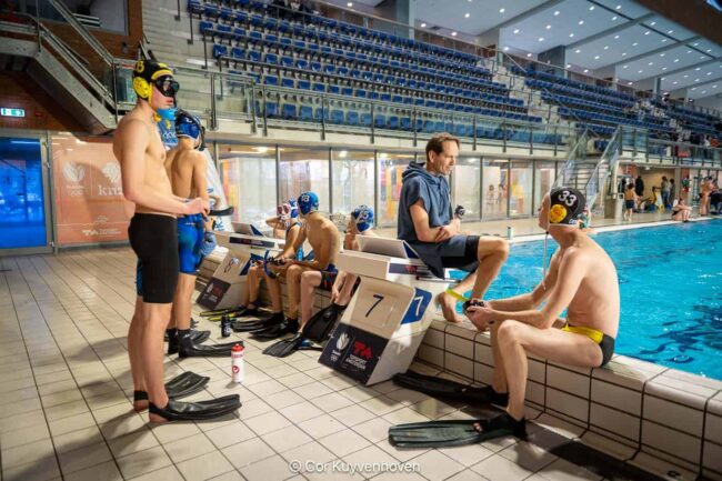 Onderwaterhockeyers wachten op de volgende wedstrijd tijdens het stamppottoernooi bij duikvereniging Manta in Amsterdam