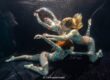 artistieke onderwater fotoshoot met drie modellen