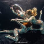 artistieke onderwater fotoshoot met drie modellen